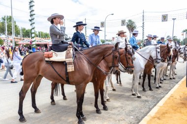Seville, İspanya - 5 Mayıs 2019: Ata binen güzel kadınlar ve 