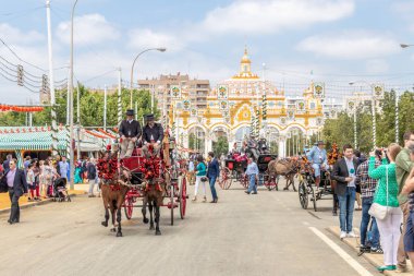 Sevilla, İspanya - 5 Mayıs 2019: Atlı arabaya binen insanlar