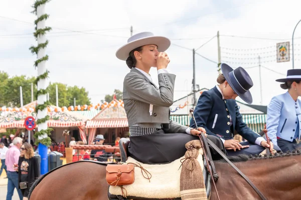 Σεβίλλη, Ισπανία-5 Μαΐου 2019: όμορφες γυναίκες ιππασίας άλογα και — Φωτογραφία Αρχείου