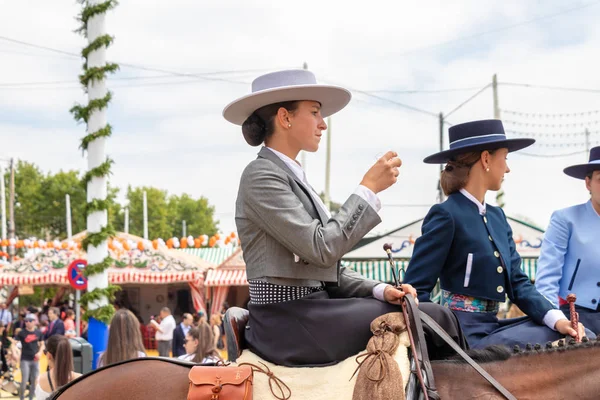 セビリア、スペイン - 2019年5月5日:美しい女性が馬に乗って、 — ストック写真