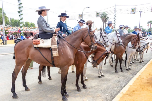 Sevilha, Espanha - 5 de maio de 2019: belas mulheres montando cavalos e — Fotografia de Stock