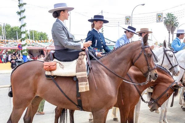 Sewilla, Hiszpania-5 maja 2019: piękne kobiety konna konie i — Zdjęcie stockowe