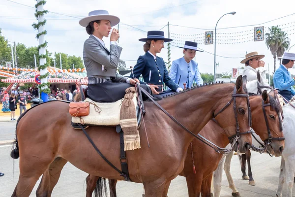 Севиль, Испания - 5 мая 2019 года: женщины верхом на лошадях и — стоковое фото