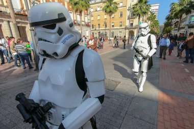 Huelva, İspanya - 5 Mayıs 2019: Bir grup cosplayers'ın geçit töreni