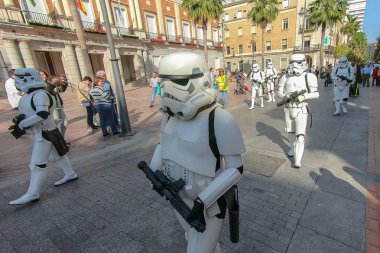 Huelva, İspanya - 5 Mayıs 2019: Bir grup cosplayers'ın geçit töreni