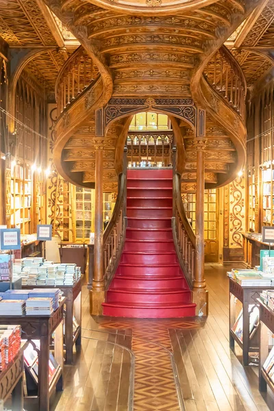 Oporto, Portugal - July 18, 2019: large wooden staircase with re — Stock Photo, Image