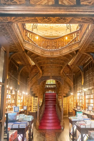 Oporto, Portugal - July 18, 2019: large wooden staircase with re — Stock Photo, Image