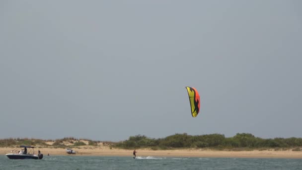 Punta Umbria Huelva Spanyolország Május 2020 Kite Surfer Lovaglás Kiteboarddal — Stock videók