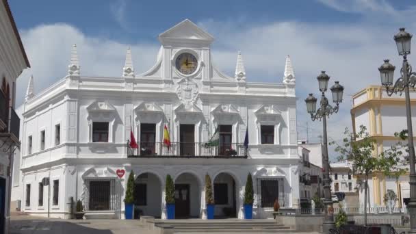 Blick Auf Die Weiße Fassade Des Rathauses Von Cartaya Der — Stockvideo