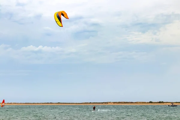 Kite Surfista Equitação Com Kiteboard Portil Praia Huelva — Fotografia de Stock