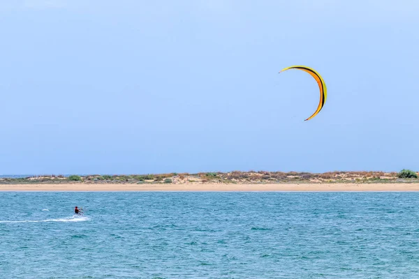 Kite Surfista Equitação Com Kiteboard Portil Praia Huelva — Fotografia de Stock