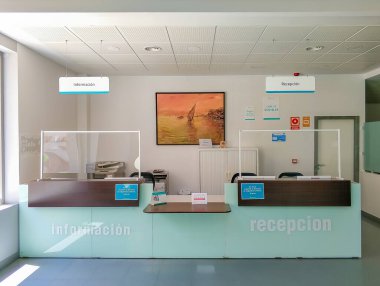 Huelva, İspanya - 6 Haziran 2020: Huelva 'daki Costa de la Luz hastanesinde danışma masası