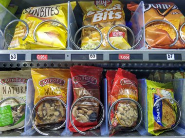 Huelva, İspanya - 6 Haziran 2020: Huelva 'daki Costa de la Luz hastanesinde yiyecek ve içecek satan makineler