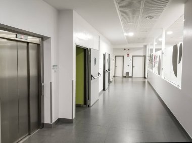 Huelva, İspanya - 6 Haziran 2020: Huelva 'da Costa de la Luz hastanesinde acil durum koridoru