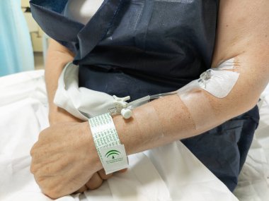 Huelva, İspanya - 16 Haziran 2020: Huelva, İspanya 'daki Juan Ramon Jimenez hastanesindeki damarda Periferik venöz kateter bulunan kadın hastaların elleri