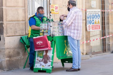 Ubeda, Jaen, İspanya - 19 Haziran 2020: Kör adam kör insanlara yardım ettiği için piyango bileti satıyor. 'Bir zamanlar' organizasyonu 