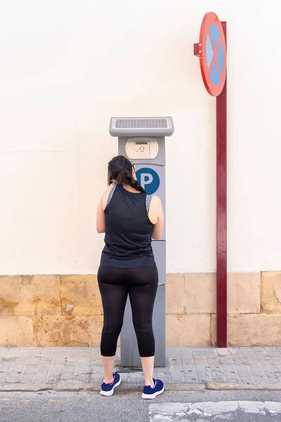 Widok Tyłu Niezidentyfikowanej Kobiety Korzystającej Automatu Stronie Ulicy Podczas Korzystania — Zdjęcie stockowe