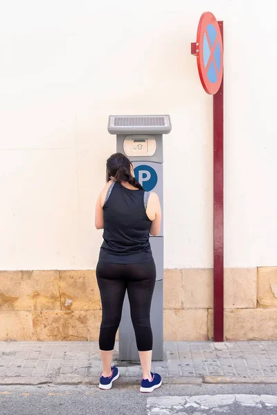 Οπίσθια Όψη Άγνωστης Γυναίκας Που Χρησιμοποιεί Μηχάνημα Στάθμευσης Στην Άκρη — Φωτογραφία Αρχείου