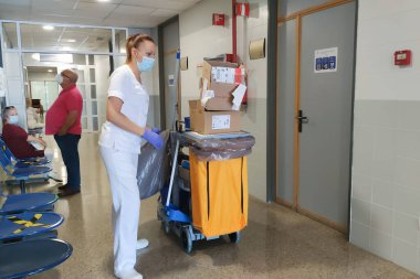 Huelva, İspanya - 16 Haziran 2020: Huelva, İspanya 'daki Juan Ramon Jimenez hastanesinde temizlik hizmeti
