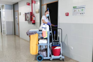 Huelva, İspanya - 16 Haziran 2020: Huelva, İspanya 'daki Juan Ramon Jimenez hastanesinde temizlik hizmeti
