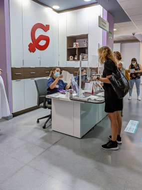 Huelva, İspanya - 23 Haziran 2020: Huelva 'daki Costa de la Luz hastanesinde jinekoloji servisinin danışma masası