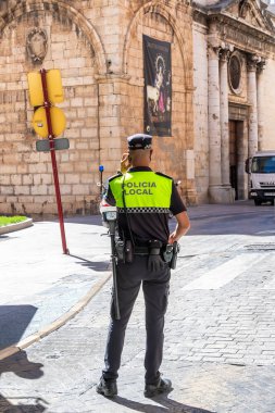 Jaen, İspanya - 18 Haziran 2020: İspanyol polisinin üniforma üzerindeki 