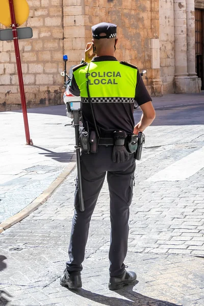 Visão Traseira Polícia Espanhola Com Logotipo Polícia Local Emblema Uniforme — Fotografia de Stock