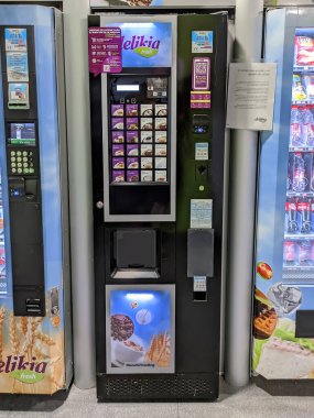 Huelva, İspanya - 6 Haziran 2020: Huelva 'daki Costa de la Luz hastanesinde otomatik kahve makinesi
