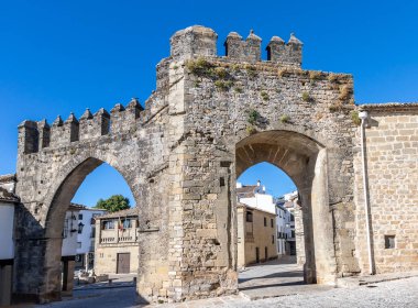 Jaen kapısı ve Villalar kemeri Plaza del Populo Plaza del Populo, Baeza 'da. Rönesans kenti, Ocak Dünya Mirası 'na bağlı bir şehirdir. Endülüs, İspanya