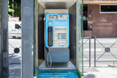 Jaen, İspanya - 18 Haziran 2020: Şehir merkezindeki bir telefon kulübesi. İspanya 'da hala halka açık olan eski ve işe yaramaz ankesörlü telefonlardan biri.