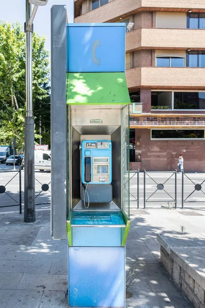 2020年6月18日 町の中心街にある公衆電話キオスク スペインの公共の方法で残っている古く役に立たない公衆電話の1つ — ストック写真