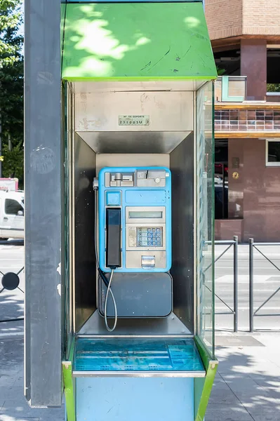 2020年6月18日 町の中心街にある公衆電話キオスク スペインの公共の方法で残っている古く役に立たない公衆電話の1つ — ストック写真