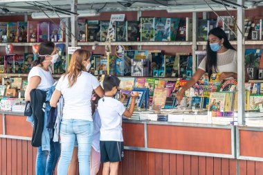 Punta Umbria, Huelva, İspanya - 3 Haziran 2020: Punta Umbria yıllık kitap fuarında koruyucu maske takan kimliği belirsiz kişiler