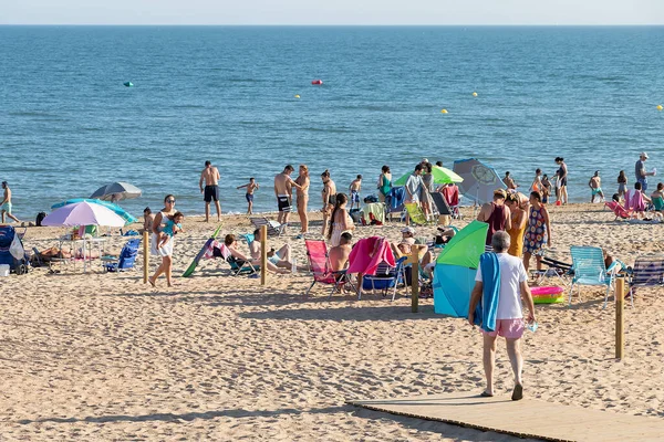 Huelva Ισπανία Ιουλίου 2020 Άνθρωποι Απολαμβάνουν Απόγευμα Της Παραλίας Islantilla — Φωτογραφία Αρχείου