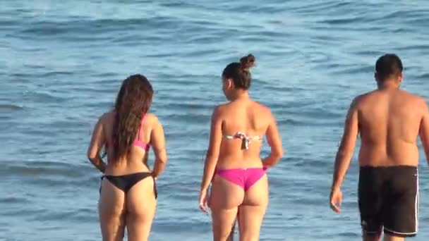 Уельва Іспанія Липня 2020 Року Дві Жінки Чоловіком Будуть Плисти — стокове відео
