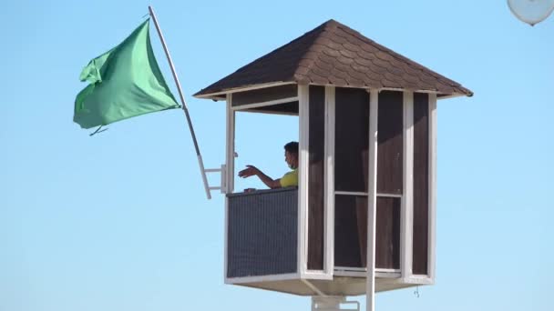 Huelva Spain July 2020 Lifeguard Sitting Surveillance Tower 红色木制救生塔 — 图库视频影像