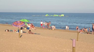 Huelva, İspanya - 4 Temmuz 2020: İnsanlar Islantilla plajında eğleniyor