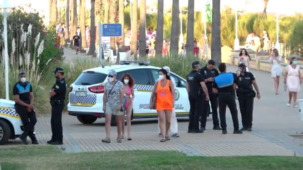 Huelva Spanien Juli 2020 Spanische Polizisten Schutzmasken Kontrollieren Dass Die — Stockvideo