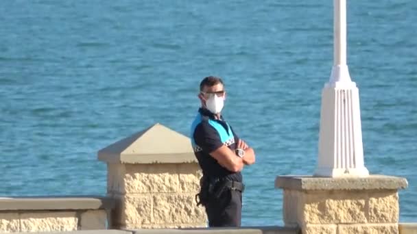 Huelva スペイン 2020年7月4日 保護マスクのスペイン警察は Covid 19のセキュリティ対策がイスランティラビーチで続いていることを確認しています — ストック動画
