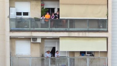 Huelva, İspanya - 10 Mayıs 2020: Neredeyse 2 ay sonra, ruh kaybı ve daha az teşvik ile, insanlar COVID-19 salgını sırasında her gün saat 8 'de balkonlarda alkışlamaya devam ediyorlar.