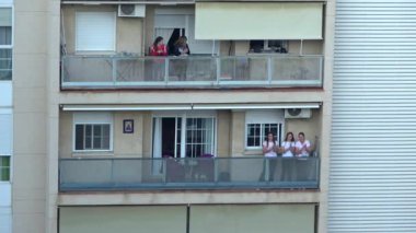 Huelva, İspanya - 8 Mayıs 2020: Neredeyse 2 ay sonra, ruh kaybı ve daha az cesaretle, insanlar COVID-19 salgını sırasında her gün saat 8 'de balkonlarda kalıp alkışlamaya devam ediyor