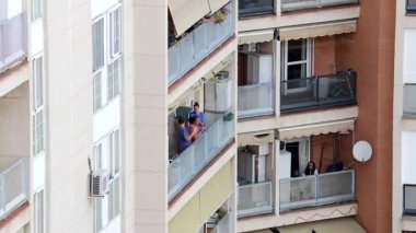 Huelva, İspanya - 3 Mayıs 2020: Neredeyse 2 ay sonra, ruh kaybı ve daha az cesaretle, insanlar COVID-19 salgını sırasında her gün saat 8 'de balkonlarda alkışlamaya devam ediyorlar.