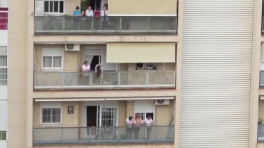 Huelva, İspanya - 10 Mayıs 2020: Neredeyse 2 ay sonra, ruh kaybı ve daha az teşvik ile, insanlar COVID-19 salgını sırasında her gün saat 8 'de balkonlarda alkışlamaya devam ediyorlar.