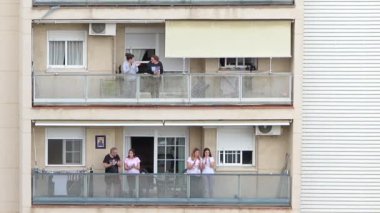 Huelva, İspanya - 10 Mayıs 2020: Neredeyse 2 ay sonra, ruh kaybı ve daha az teşvik ile, insanlar COVID-19 salgını sırasında her gün saat 8 'de balkonlarda alkışlamaya devam ediyorlar.