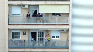 Huelva, İspanya - 10 Mayıs 2020: Neredeyse 2 ay sonra, ruh kaybı ve daha az teşvik ile, insanlar COVID-19 salgını sırasında her gün saat 8 'de balkonlarda alkışlamaya devam ediyorlar.