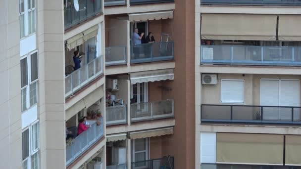 Huelva, Spain - April 5, 2020: Citizens staying at home and clapping everyday on balconies  at 8 PM during the epidemic period of deadly coronavirus. People in quarantine in Spain — Stock Video