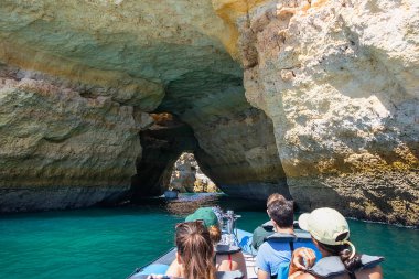 Deniz kenarından Benagil Mağarası. Carvoeiro 'da zümrüt suyu ve Atlantik Okyanusu olan güzel Doğal Deniz Mağarası