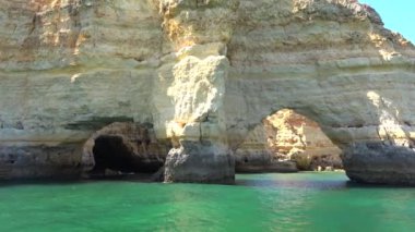 Marinha ve da Mesquita sahillerindeki güzel doğal kalp kemeri, Algarve, Portekiz