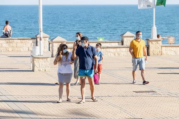 Huelva Ισπανία Ιουνίου 2020 Άνθρωποι Που Περπατούν Στον Παραλιακό Δρόμο — Φωτογραφία Αρχείου