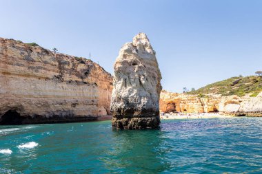 Lagoa, Algarve, Portekiz 'deki Carvalho Sahili' ndeki (Praia do Carvalho) kayalık oluşum ve kayalık denizinden görüntü